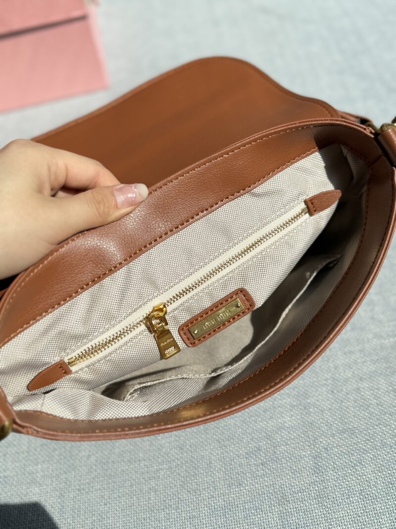 53e80848ea.jpg 235 Heaven and Earth Cover
size:28×18
MIU MIU rivet stick bag, armpit bag, shoulder bag, crossbody bag
The design of this bag is simple and elegant, and the colors are also super versatile, making it easy to hold with both casual and formal wear!