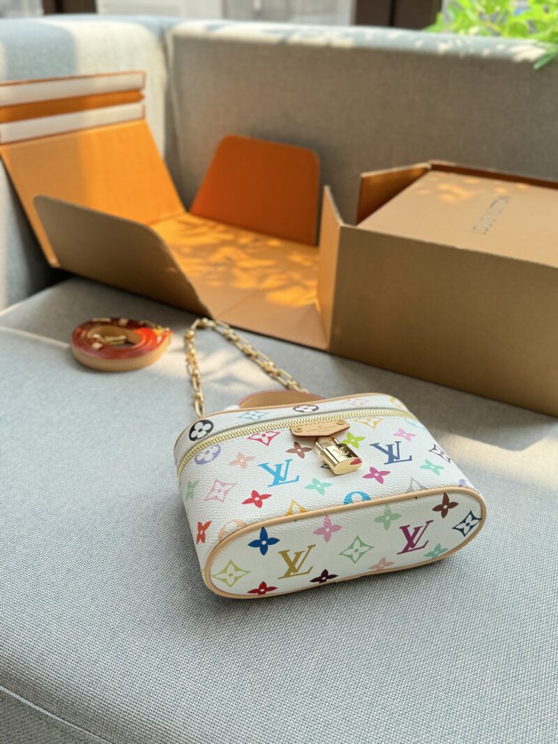 53f393cefc.jpg 240 original single aircraft box
Original quality with pure leather steel hardware 163 jump code chip
size:19×12
LV x Takashi Murakami collaboration Vanity white tri color makeup box, makeup bag box, single shoulder crossbody handbag
Playful yet s...