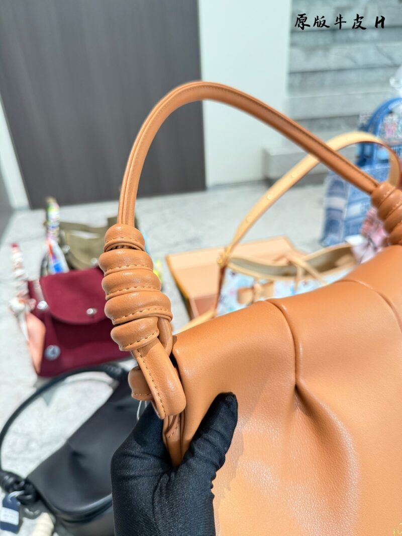 5432326ba5.jpg Actual delivery photo of p320 cowhide
Brand new Paseo satchel handbag
Size: 25-17-8cm
V has exquisite workmanship, a simple and elegant silhouette, a unique and soft pleated structure, an ultra lightweight construction, Napa soft cowhide leather (ful...