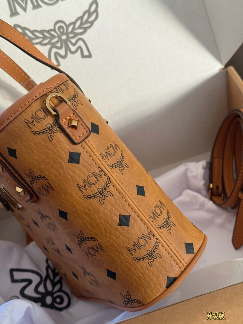 543a8f2b92.jpg 190 box (upgraded version)
size:20*15cm
Classic MC Basket (Comes with a Dog Pendant as a Gift!)
original single! original single!
Playful and versatile!
MCM Basket!
I bought it right! I saw it at first sight!