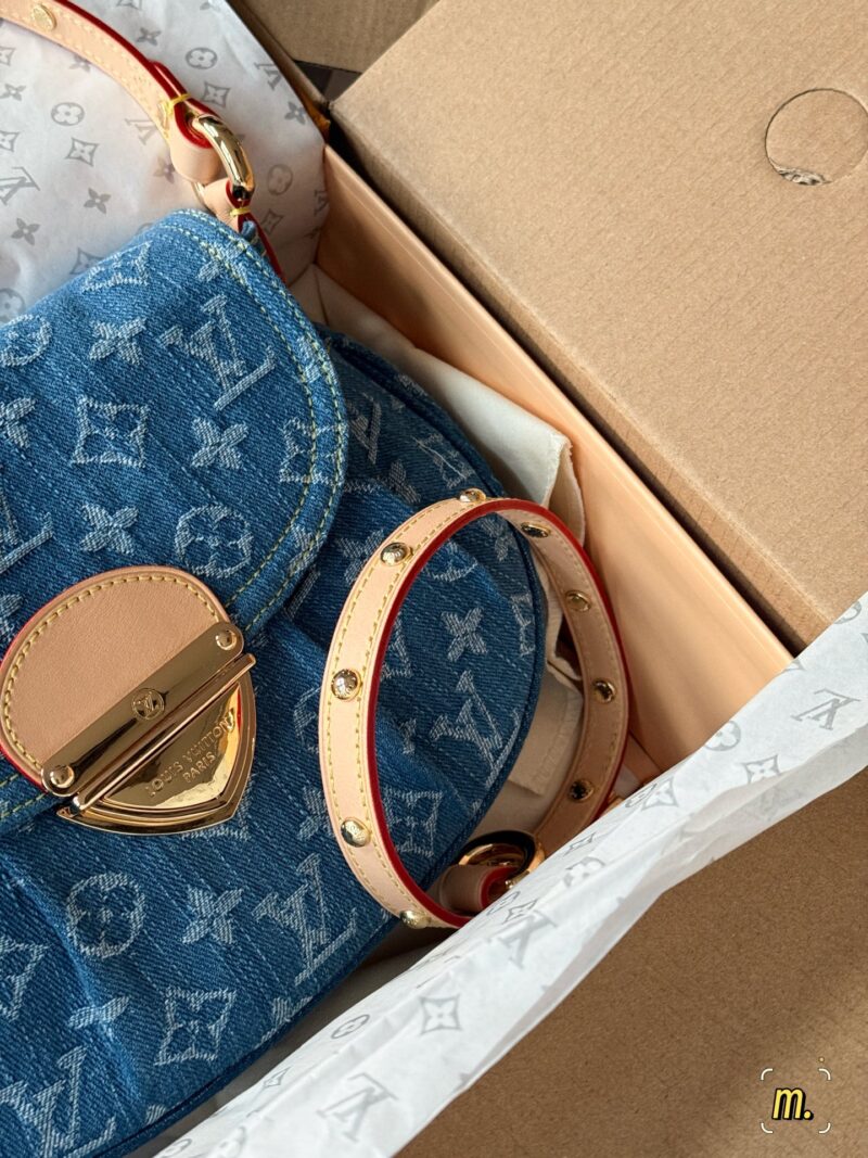 5449b5235e.jpg 300 boxes (replica version)
size:26*18cm
L's denim sunset is perfect for summer
I really like the tannin series
The Sunset capacity is sufficient,
Soft and not afraid of pressure,
Color resistant and stylish!