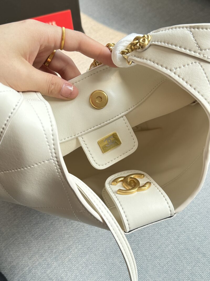 5450a3c916.jpg 199 folding box
size:21×21
CHANEL 25P Underarm Bag Chain Bag Crescent Bag Half Moon Bag Handheld Bun Mother Bag
I really like Hobo's bags
It looks like the atmospheric capacity is considerable
The texture is really online
The whole bag is soft and...