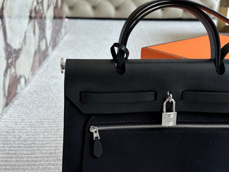 275 boxes
size：31*26cm
Hermes handbag
Canvas shopping bag ?
A bag that is easy to pack in physical form
Recently, I have been carrying my back while traveling
There is texture! Super advanced!
Its capacity is very friendly ..