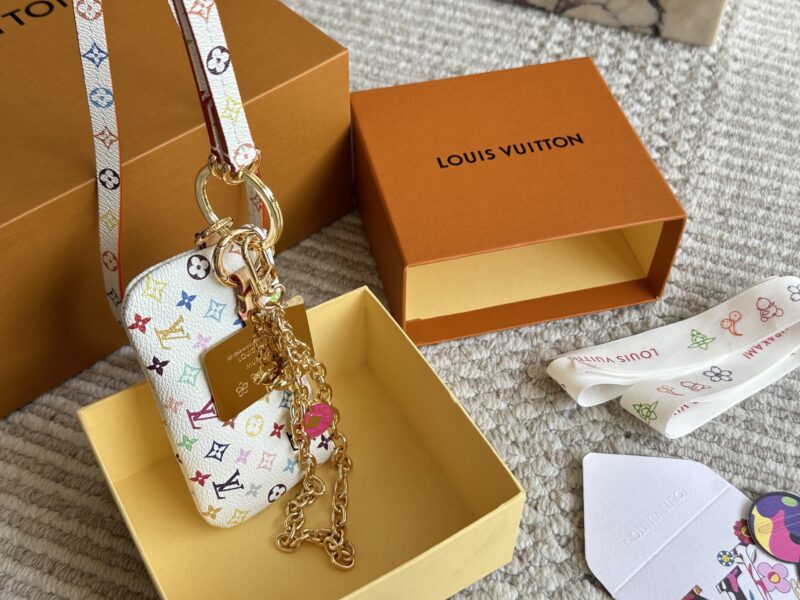 210 fashion is indeed a cycle
Who got the LV Murakami Takashi limited edition phone chain bag? It's so cute, isn't it? As expected, a fashionable item can only hold one lipstick
It's okay to use it as a pendant or a card bag when going out. It's expe...