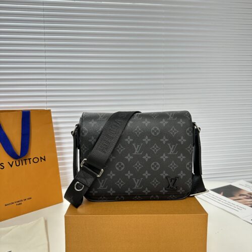 Comes with premium gift box (top of the line original order) M 46255 black flower
This District small mailman bag is more square and compact than the previous version, reinforced with Damier Graphite coated canvas for classic contours and delicate pr...