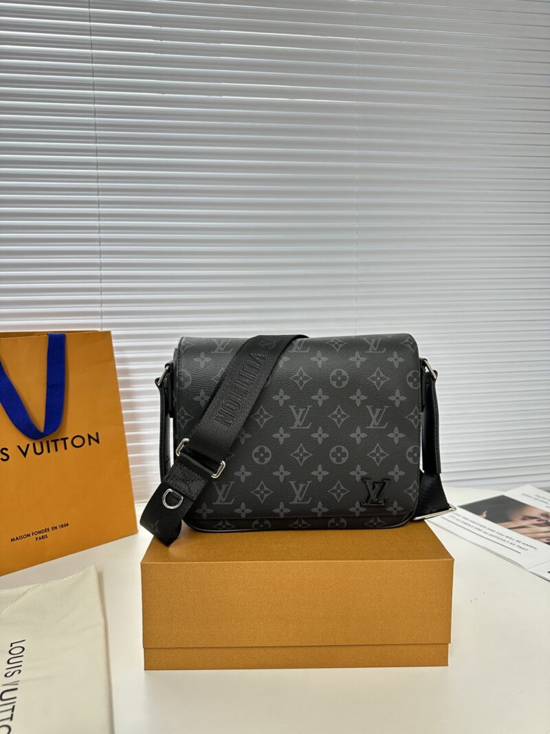 Comes with premium gift box (top of the line original order) M 46255 black flower
This District small mailman bag is more square and compact than the previous version, reinforced with Damier Graphite coated canvas for classic contours and delicate pr...