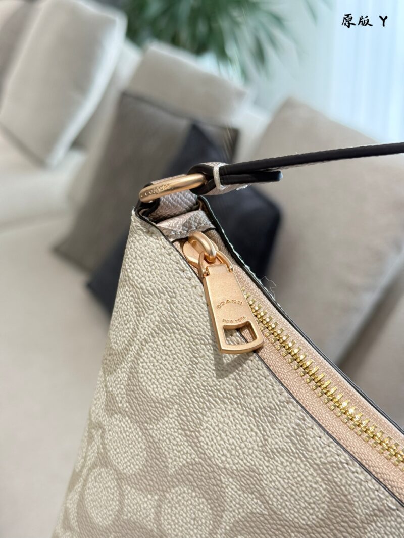 Coach lunch box bag p255
Zip top armpit bag multiple back method~
The new Zip top armpit bag is deeply loved by everyone~
The short shoulder strap under the armpit is very eye-catching, how to adjust the shoulder strap?
You can see that we will threa...