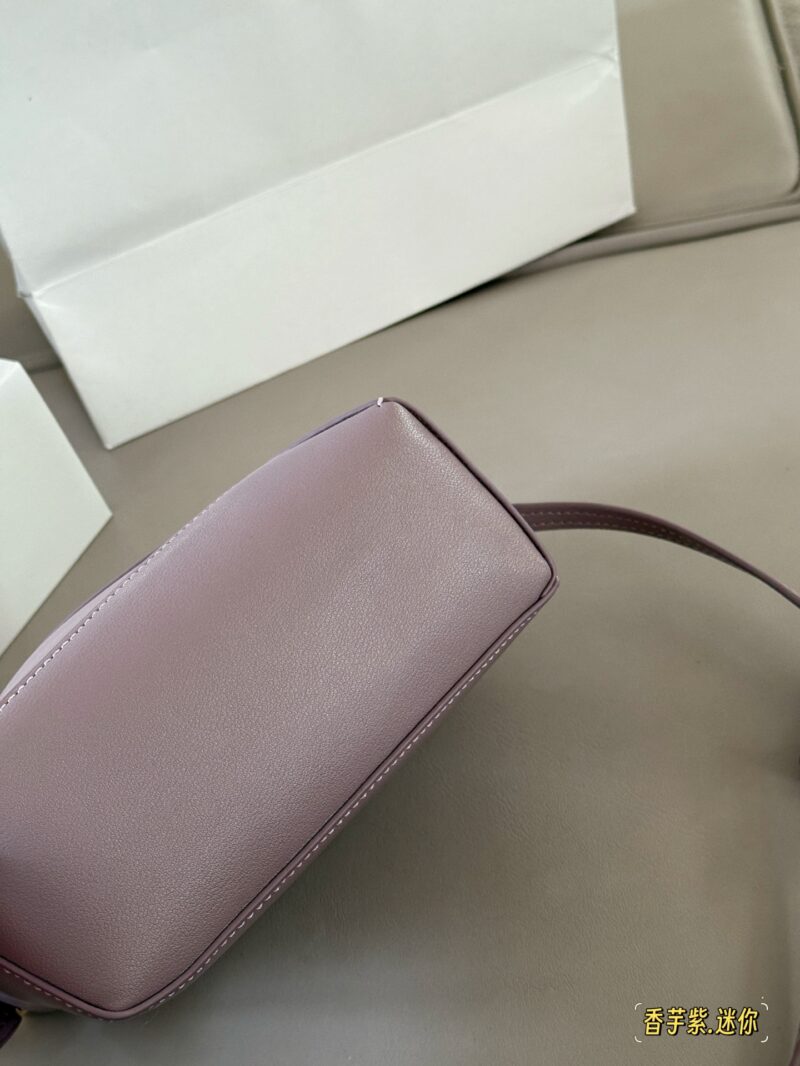 54aa6f4a90.jpg 235 box
Size: 18 * 10cm (mini)
Loewe Geometry Package Puzzle
Truly cannot be missed,
?? Cowhide quality!
Completely hold on!
Even high-level ones have to overflow