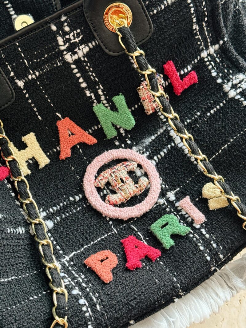 54b75dc699.jpg 290290 without box
Size: 38 * 30cm (large)
33 * 25cm (small)
Xiaoxiang's coarse woolen beach bag
Arrange it! Arrange it!
This beach bag released this year is so beautiful!
Coarse tweed beach bag candy colored logo letters playful retro love