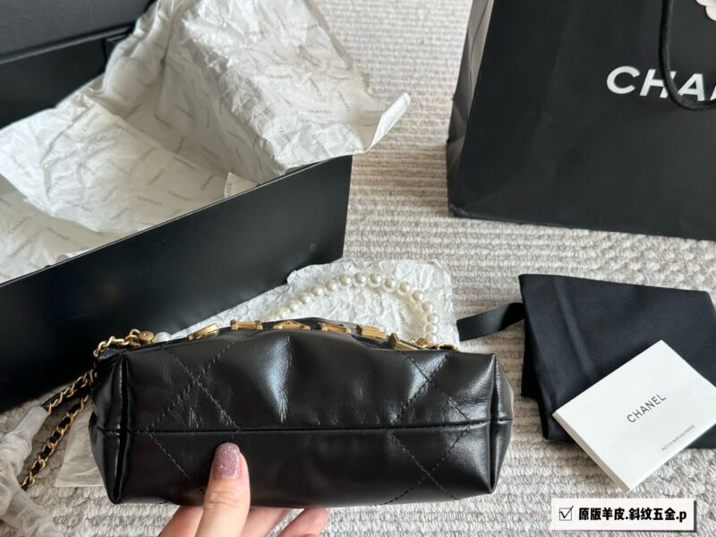 54d14d05e5.jpg 295 original sheepskin box
size:20*20cm
Xiaoxiangjia Mini 22bag
The scaled down 22bag looks particularly cute and playful,
The first layer is made of calf leather material,
Soft and lightweight!
Search for garbage bag mini