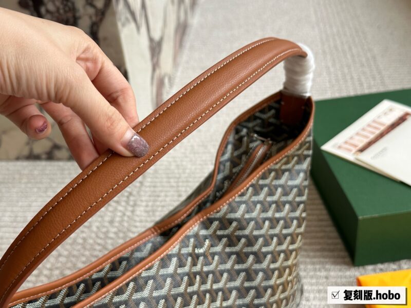 54e0d36d3f.jpg 215 replica folding box
size:45*28cm
Goya's New Hobo Underarm Bag
Leather/leather/workmanship have all been upgraded!
From beginning to end, everything was booked by customers!
Hobo is perfect for commuting!
Search for Goya shopping bags ?