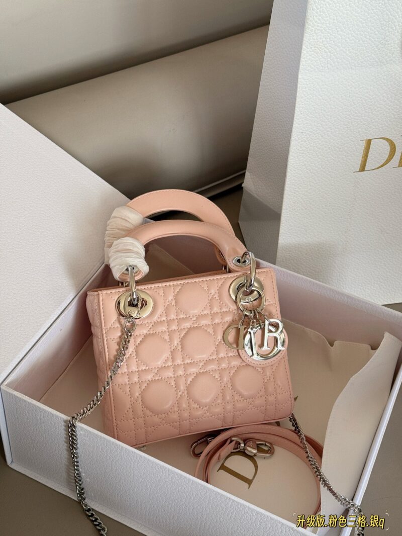 260 box upgrade version
Size: 17 * 15cm (three grids)
Dior handbag by Diana
D Family Princess Silver Button
It's very simple and elegant to hold in your hands and shoulders!
The milky sound makes one feel refreshed and happy
configuration ? Chain s...