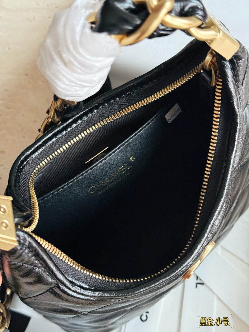 54fd7d21b3.jpg Box oil wax skin
Size: 22 * 16cm (small)
26.5 * 17cm (medium)
30 * 23cm (large)
24Ahobo Xiaoxiang's home
Xiangxiang loves new styles recently
Hobo armpit bag exudes a strong atmosphere, who knows!! good-looking!
