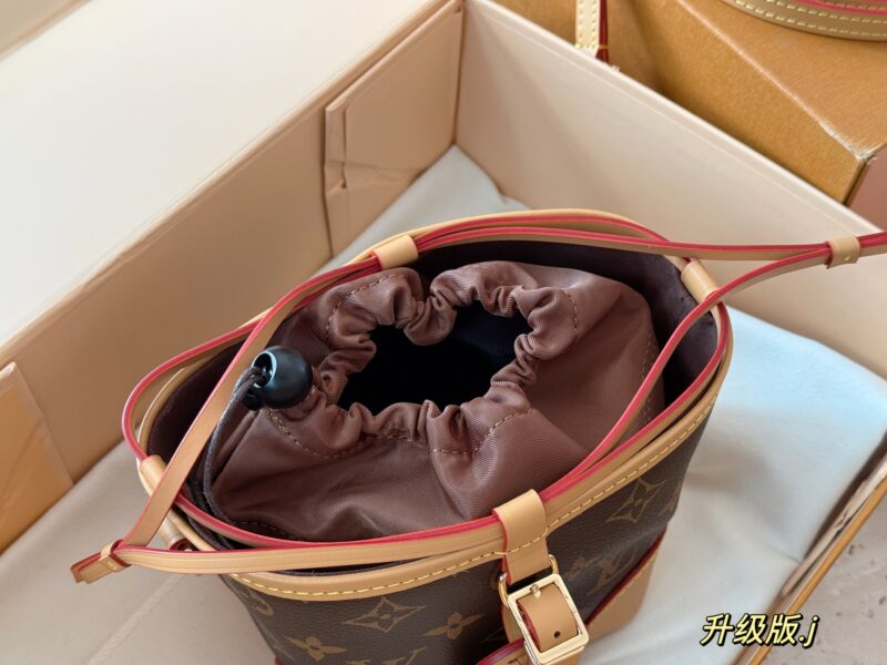 220 boxes
size：12*11cm
L family noe purify
Xiaoshaomai is really cute!
The capacity of the bag is still
（ ?? Can't put down the big phone)
Although the length of the shoulder strap cannot be adjusted
But it's very useful!