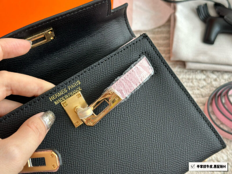Color blocking ￥ 245
Leather Palm Pattern Gift Silk Scarf Pony Pendant Hermes Kelly Hermes Palm Pattern Calfskin, Material Imported, Size: 28cm. If you like this style, you must take it off. Original mold customization for shipment, hardware with lo...