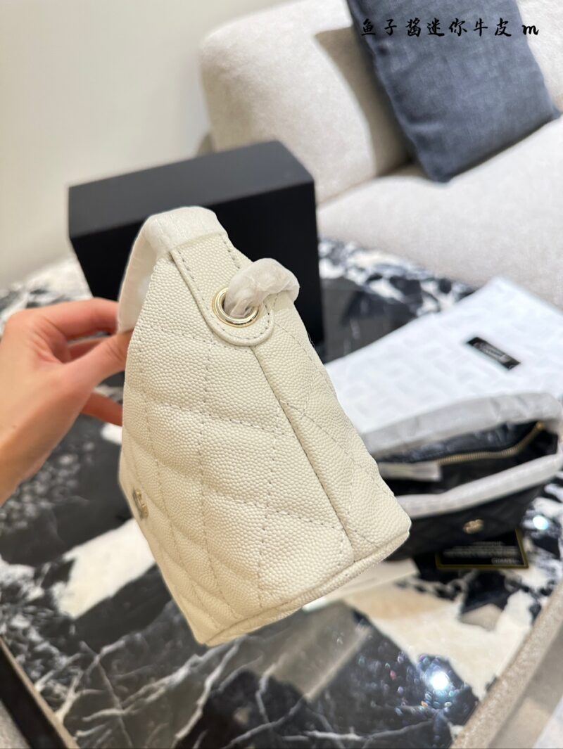 5539708079.jpg Bento bag p235
Chanel Chanel 25C Carefully Selected
The whole internet knows that the price of 24C has been indirectly adjusted. Although this cute lunch box bag belongs to small leather goods, the price allows me to climb Chanel again. It is also a ...