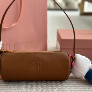 210 with pendant
Size: 22 9cm with box
Who has the joy of miumiu's small cylinder
Miumiu pencil case bag made of old Nappa leather
Very retro flavor paired with lamb wool. Mary Jane is a pseudo intellectual with a refined look today