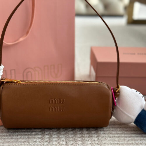 210 with pendant
Size: 22 9cm with box
Who has the joy of miumiu's small cylinder
Miumiu pencil case bag made of old Nappa leather
Very retro flavor paired with lamb wool. Mary Jane is a pseudo intellectual with a refined look today
