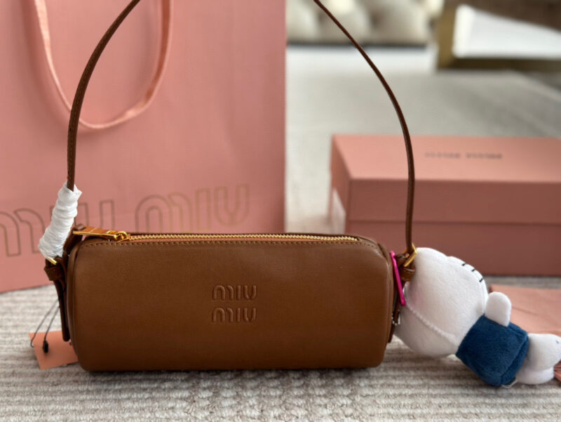 555d36ef70.jpg 210 with pendant
Size: 22 9cm with box
Who has the joy of miumiu's small cylinder
Miumiu pencil case bag made of old Nappa leather
Very retro flavor paired with lamb wool. Mary Jane is a pseudo intellectual with a refined look today