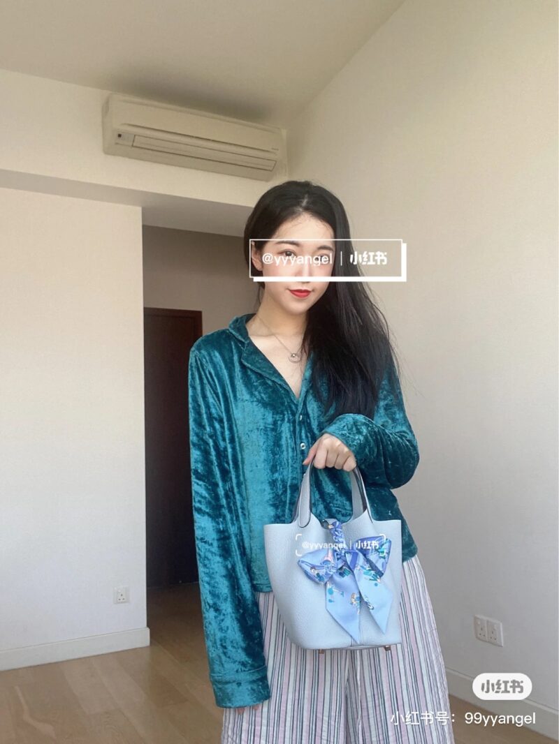 Hermes Basket | Is the unbeatable Holy Grail Blue the best match on the internet
This outfit is truly unbeatable and beautiful. It's so girlish, isn't it! !