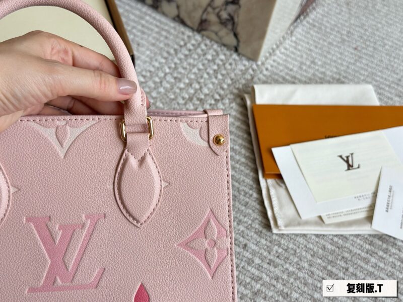 260 fold
Size: 25 * 20cm (small)
Excellent quality, understand the goods ??
The entire bag is made of cowhide quality
It's really too advanced!
Ice cream color/This color is so stunning!
Search Lv on the go shopping bag