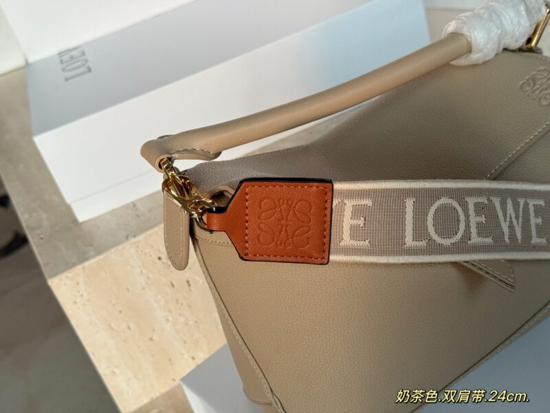 55808cf131.jpg 320 box
Size: 24 * 15cm (large)
Loewe Geometry Package Puzzle
The latest version of woven shoulder straps
Clean Puzzle Edge is very advanced!
?? Cowhide quality!
Completely hold on!