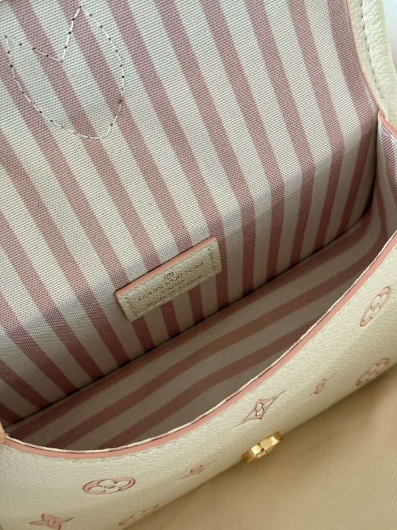 5586e9c6c6.jpg 180 box upgrade version
size:19*11cm
L Family Diane Stick
Nano size has arrived
I can't believe it!
May Women's Bag New Product - Cream Nut Color
Mobile phone+powder+lipstick+lipstick+small tissue+small wet towel
