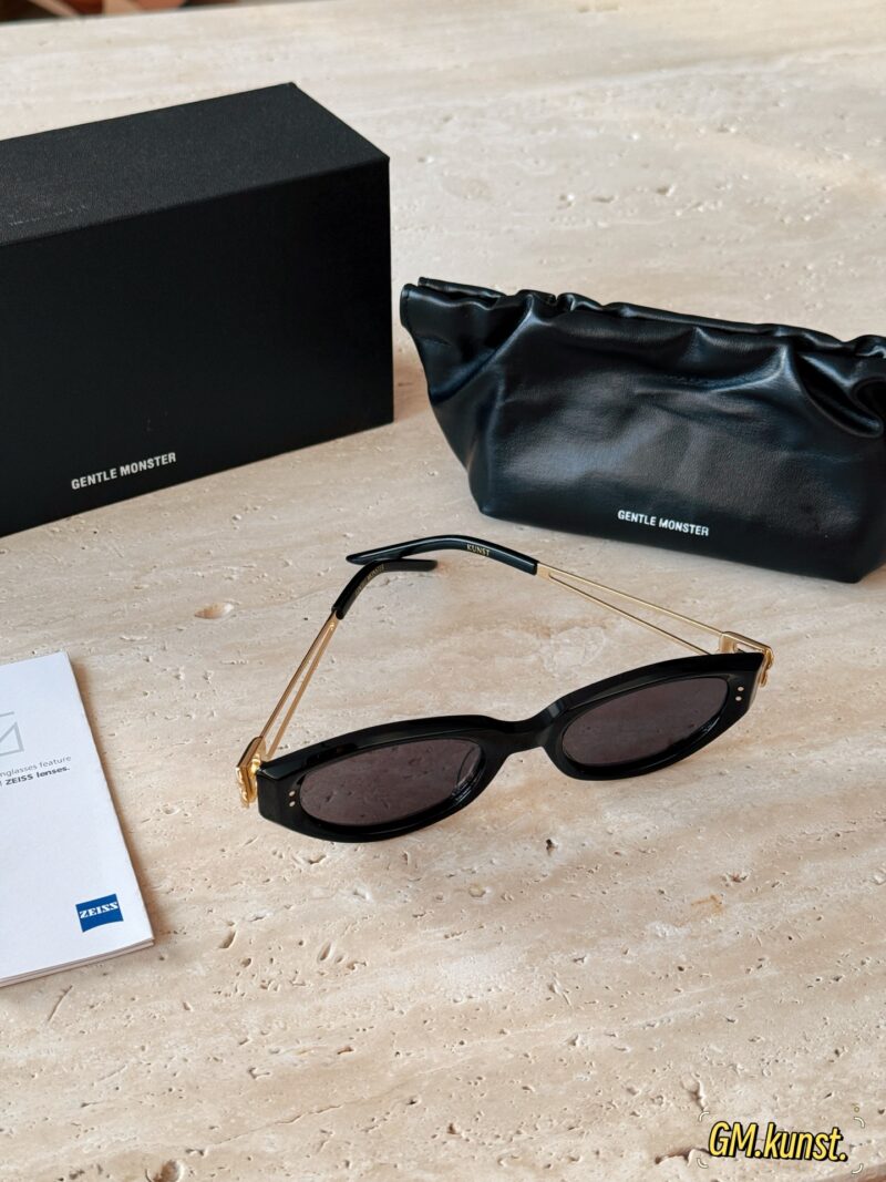 5596052a9c.jpg 205 with packaging
GM-kunst
Stylish girl's 25 year new must-have GM sunglasses!
KUNST is super good-looking and not picky about face shape!
Simplicity and sophistication are full!
The design is very innovative, versatile and not picky about face shape~