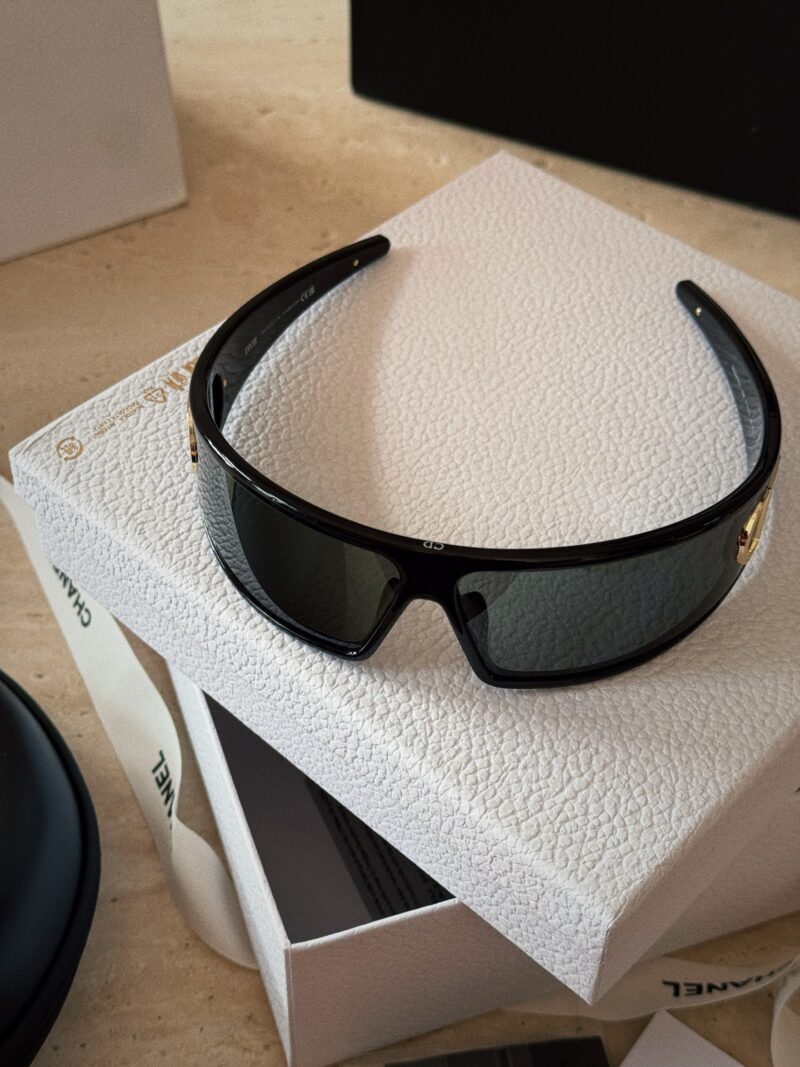 559f979144.jpg 215 boxes
Dior often uses sunglasses and headbands, which are too beautiful
Buy it! Buy it! Buy it!
Sunglasses and headband dual-use 2-in-1!
Headband+sunglasses=fully open aura!