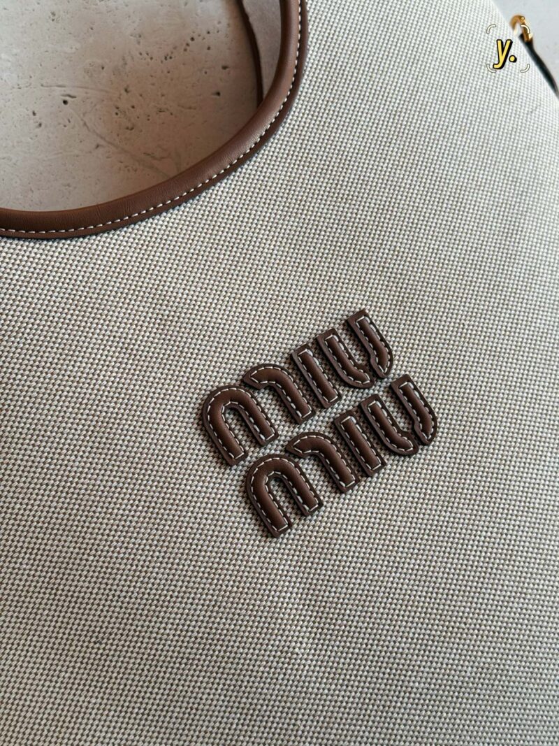 55c0da1e20.jpg 235 box upgrade version y
size:33*30cm
Miumiu's new tote
The wind is blowing too hard this year
There are so many popular products!
This version is also too beautiful!
Miumiu's canvas bag is packed in one color for spring and summer!
Canvas and tot...