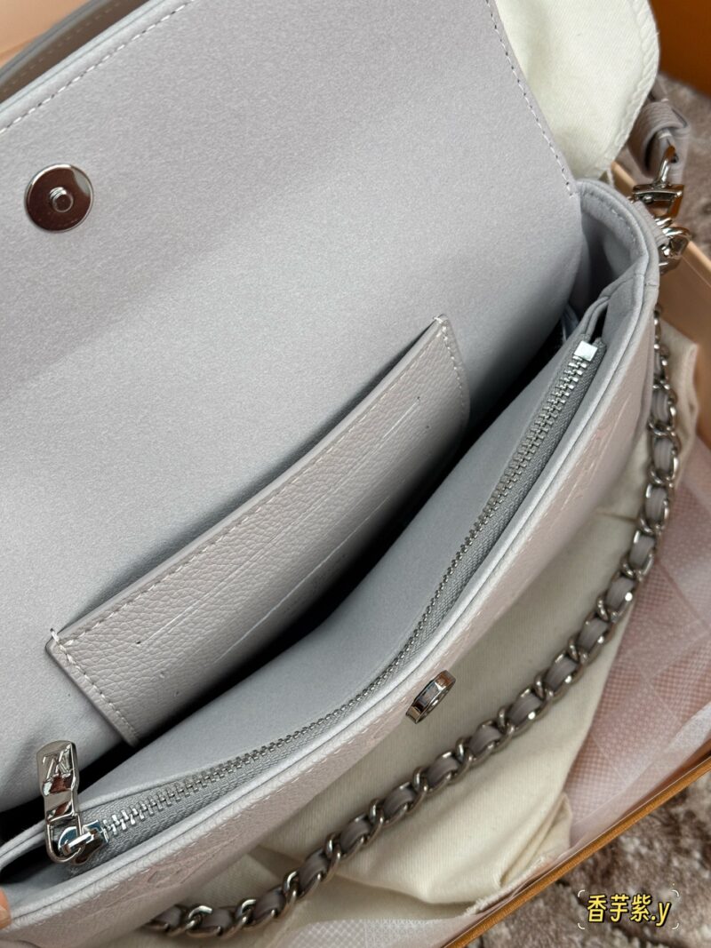 55c275f638.jpg 195 full set of packaging
size:23*12cm
L's new Ivy embossed model
New taro purple LvIvy armpit bag
The new color is really beautiful!!
This lavender is gray toned lavender!
It's both durable and gentle!
Why are designers so good at color matching!