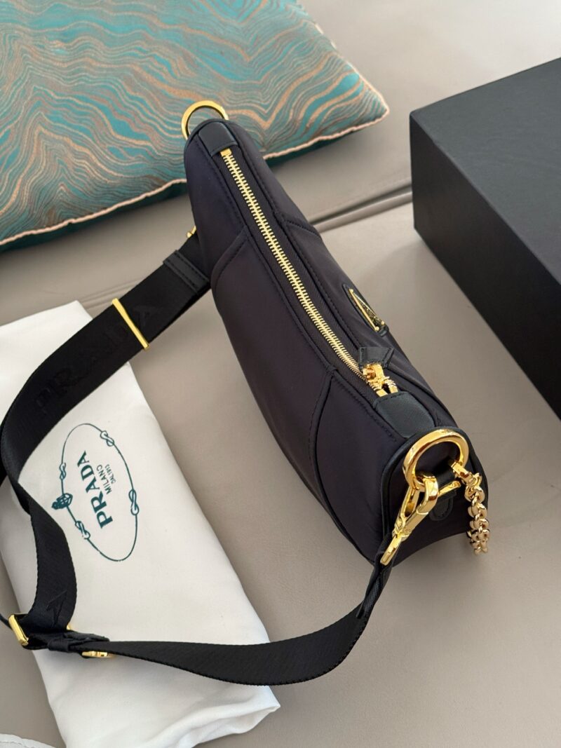 55f8095e0f.jpg 235 box
size:30*14cm
Sling bag with small cow horns
I have already warmed it up for you. Now you can take it away directly
Can be slung diagonally or carried on one shoulder
The shape of the new moon is unique and distinctive
It is also Prada's han...
