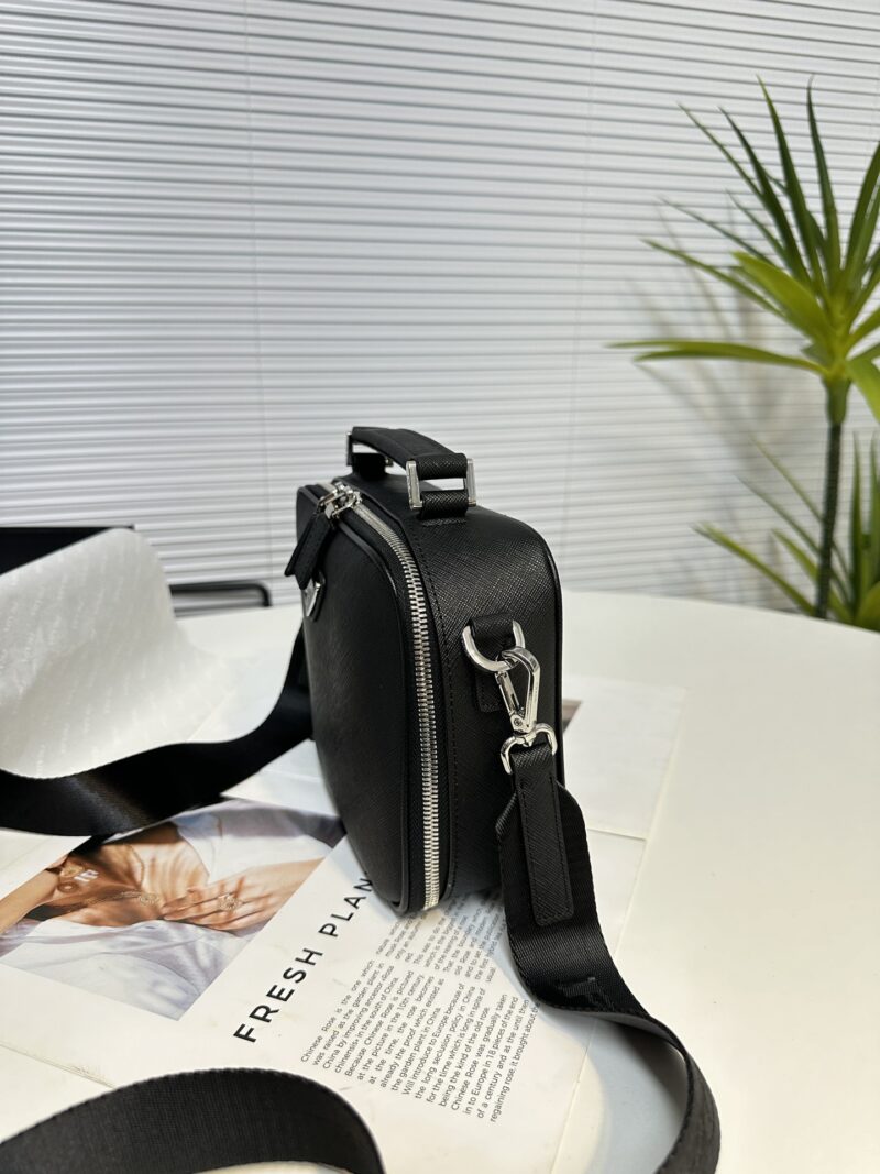 2VH069 PVC Leather Single Zipper
This shoulder bag is made of Saffiano Taiwanese fabric, with simple lines that highlight a striking style. The iconic Saffiano leather material is synonymous with luxury and a symbol of identity for traditional Italia...