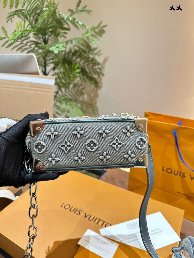 LV denim small box bag that incorporates some futuristic feel
I personally love the 2024 vacation series so much. The futuristic fashion in science fiction movies has a visual effect, so I couldn't wait to flip through this season's new bags. The use...