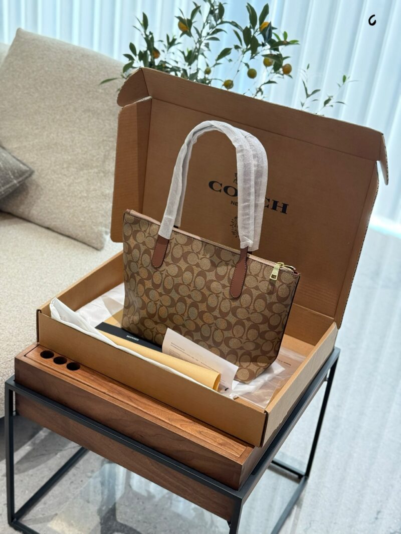 Coach Coach Tote P190
It's hard to find. The logo tote bag shopping bag has a zipper on the top and is of medium to large size, with a height of approximately 29cm at the bottom and 38cm at the top, making it a perfect bag shape and size. Classic ver...