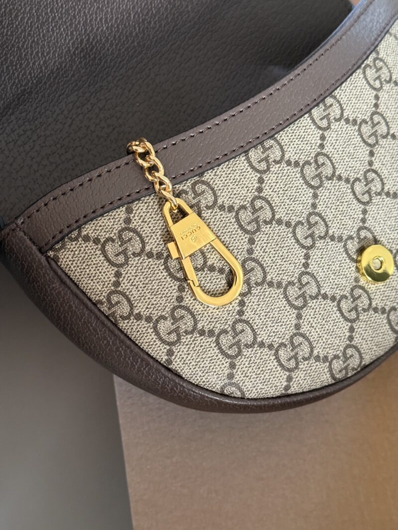 563c285e4f.jpg 210 box
Size: 20 (top width) * 4cm
GG ophilia 23ss saddle bag,
It's hard not to love after watching it
Inside the original hardware version!
The upper body effect is also amazing!