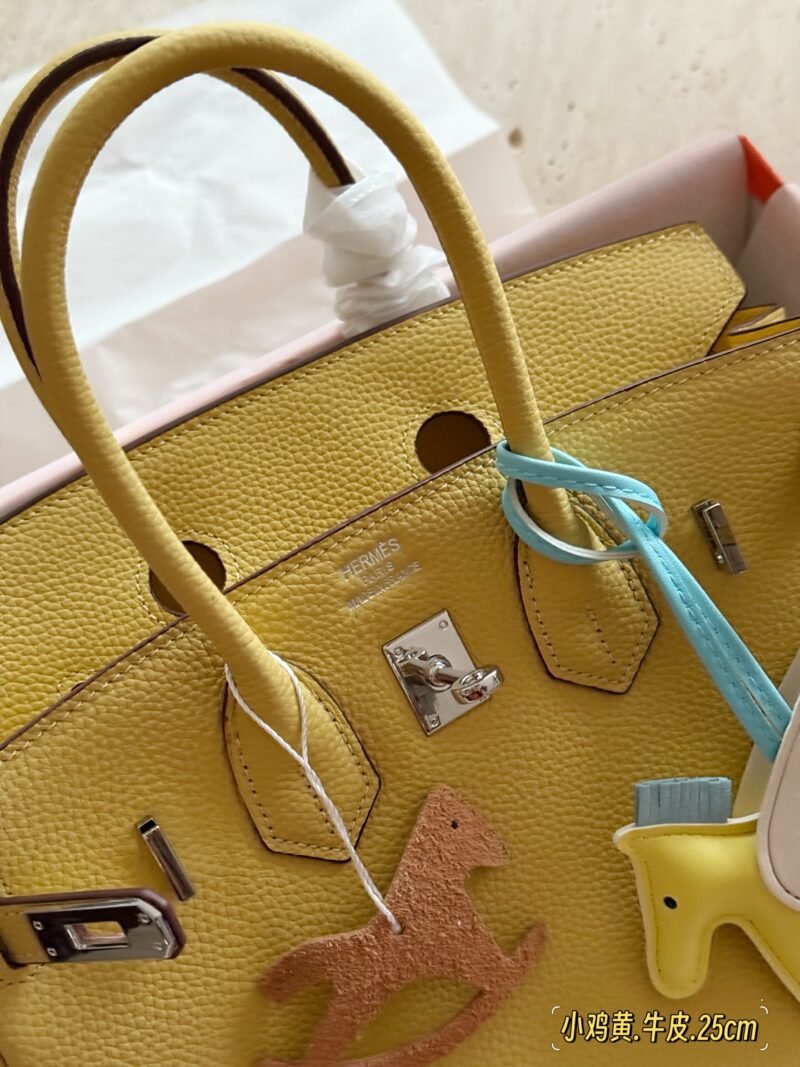 56525c65e0.jpg 325 345 with complete packaging
size:25cm/30cm
The season for carrying platinum bags has arrived
Bk25 Original Quality ??
Hermes | Birkin 25 Lychee patterned cowhide
That's really amazing, it's both salty and sweet
A stunningly beautiful birkin...