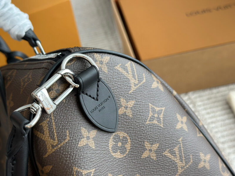 56660aefdb.jpg 280 pairs of boxes
2024 new model size: 30cm
L Home SPEEDY30
Copy edition pillow bag
Original hardware (folded)
?? The new shoulder straps are really roaring and beautiful
Search for Lv pillow bag