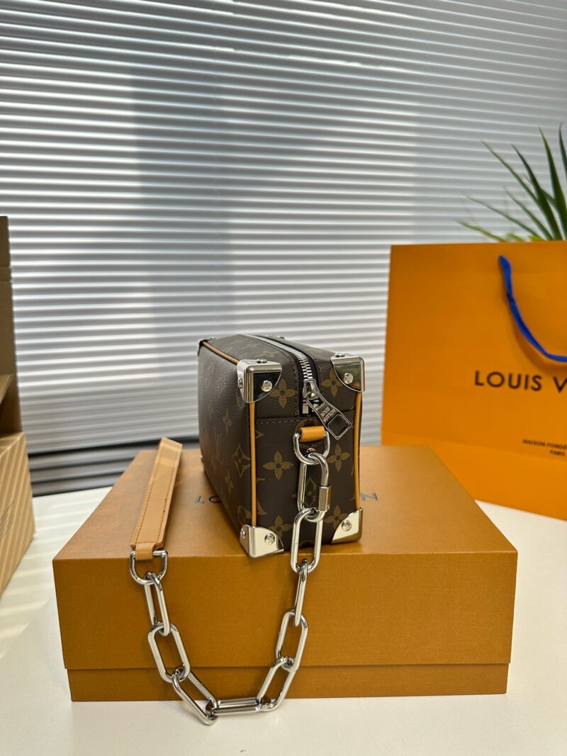 567032bb65.jpg 190 Upgraded Original M12767 Mini Soft Trunk Box Crossbody Bag This avant-garde accessory features a square and elegant design, with a chain that can hold the bag on the shoulder or like a hand. Detailed features: 18.5 x 13.0 x 8.0 cm (length x heigh...