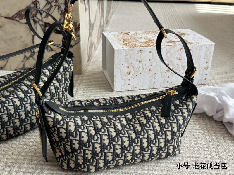 Dior vintage bento bag is stylish, casual, and full of relaxation
Interpreting a fashionable new posture, with a stylish and casual appearance, inadvertently revealing a sense of relaxation. Put on an off shoulder top and black skirt, adding a touch ...