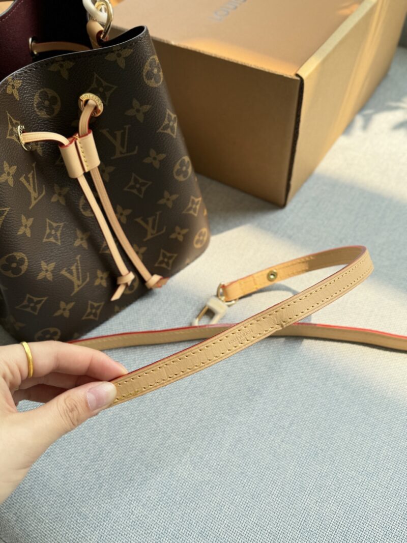 5682b4cbef.jpg 325 original single aircraft box
Original quality with pure leather steel hardware 163 jump code chip
size:20×21
LV N é ONO é BB Bucket Bag Handheld Cross Shoulder Bag
Champagne bucket
NEONOE drawstring bucket bag, single shoulder women's bag, L...