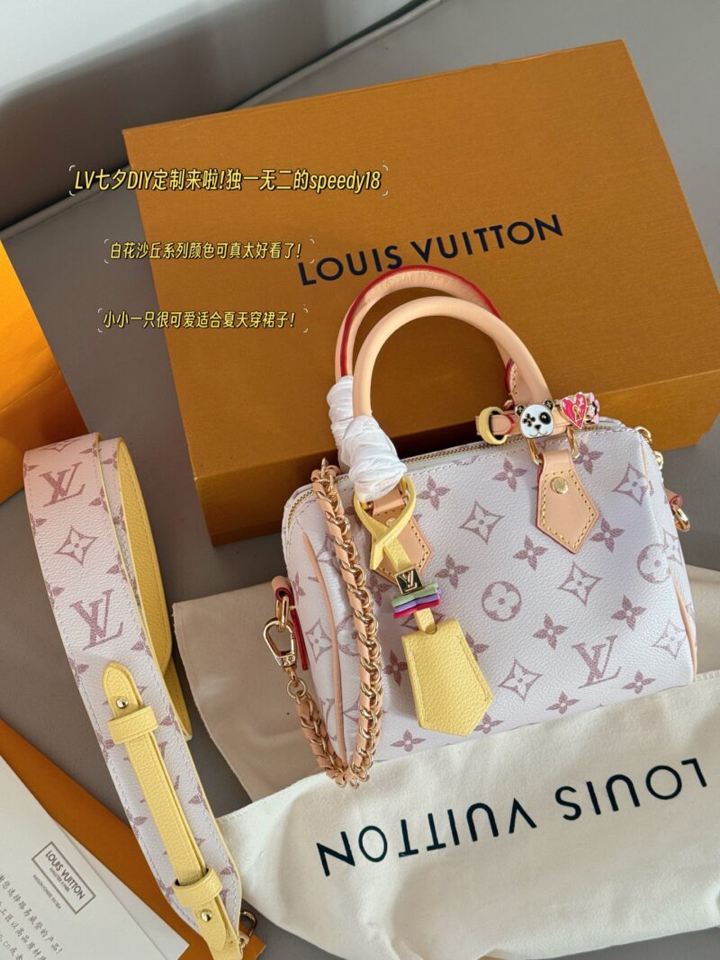 56839b9b81.jpg 275 boxes
size:18*12cm
L's speed 18 Qixi New Style
A cute little one, suitable for wearing a dress in summer
Match various small accessories into your favorite bag,
Plus the pink and tender sand dune color scheme, who doesn't love it!