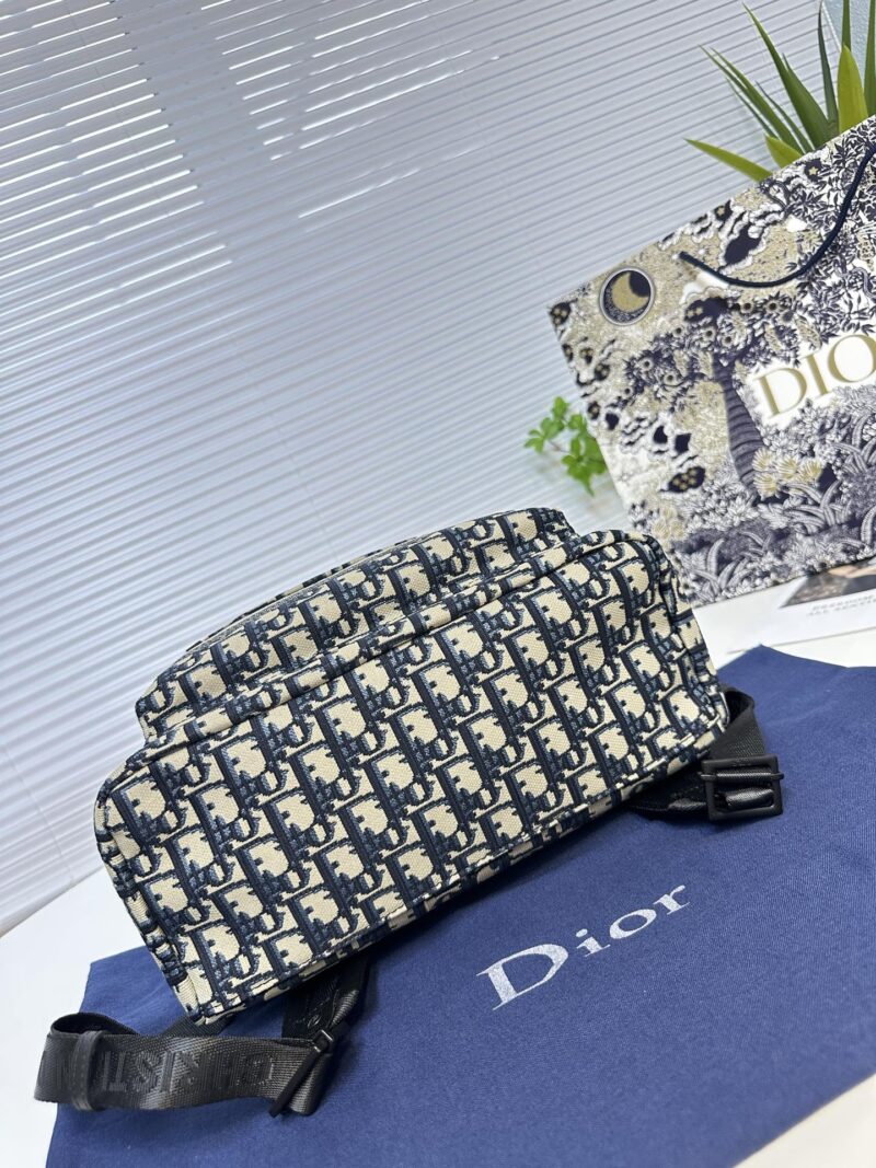 Dior letter canvas bag with cowhide, perfect for both men and women in spring and summer retro style. This bag hits the heart with just one glance, featuring a neutral blue herringbone embroidery and old flower waterproof technology fabric. Dior's co...