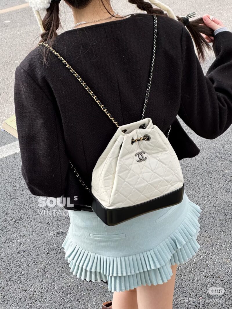 5691b22302.jpg Chanel's shoulder wandering is really popular!
Black and white color blocking is still difficult to buy
White exudes a gentle temperament, perfect for sweet salt sisters who are versatile in autumn and winter! To be honest, it's better to match than ...