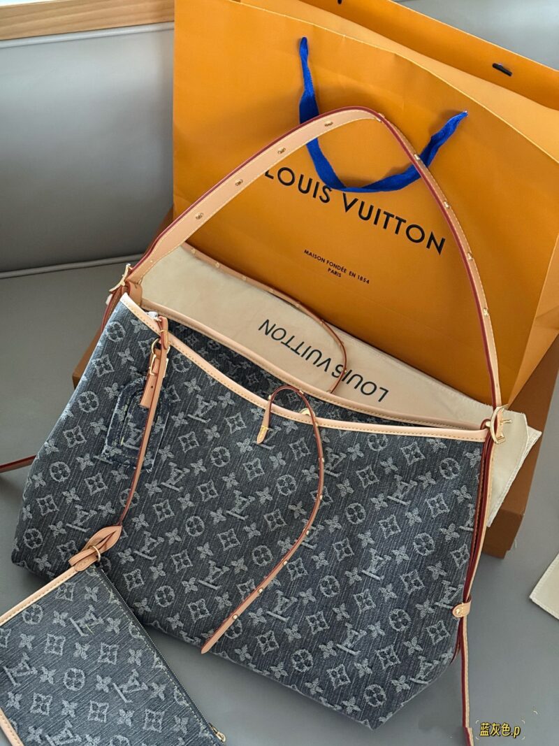 56923f62bc.jpg 300 boxes
size:41*29cm
L's old flower, Carryall, is everywhere on the road,
Let's have a different one
This denim bag exudes a vintage atmosphere and is packed with UP!
The pattern, fabric, and hardware taste are all okay!
Carryall denim goes well ...