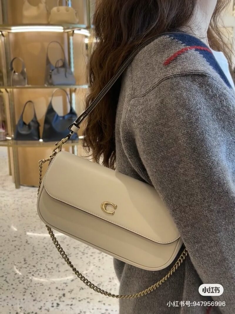Coach's New Year's bestseller is here~
Many sisters like the brook flap chain
I am willing to become the god of cost-effectiveness for Coach for 25 years!!!
Compact and exquisite Working, commuting, leisure, and going out of the street are no problem...