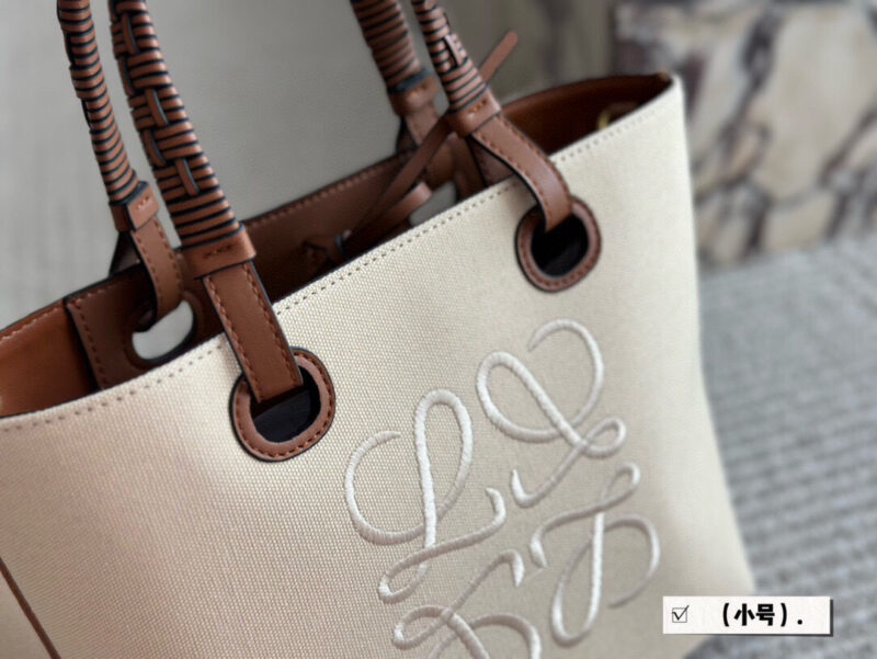 56ad0d0f4a.jpg 210 without box
Size: 23 * 22cm (small)
27 * 24cm (medium)
Loewe canvas shopping bag ?
A bag that is easy to pack in physical form
Recently, I have been carrying my back while traveling
Brown leather with rice white canvas, durable and textured
Its...