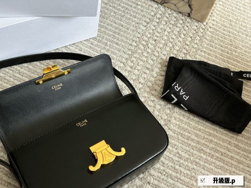 220 boxes
size：20*11cm
Celine super beautiful armpit bag Arc de Triomphe
?? Upgraded version for reshipment
Retro sexy versatile small bag
Don't miss it!!
?? Cowhide leather