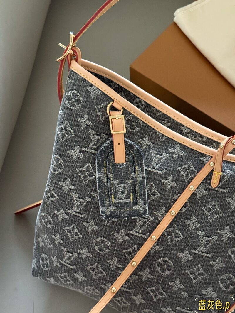 56dc728aae.jpg 300 boxes
size:41*29cm
L's old flower, Carryall, is everywhere on the road,
Let's have a different one
This denim bag exudes a vintage atmosphere and is packed with UP!
The pattern, fabric, and hardware taste are all okay!
Carryall denim goes well ...