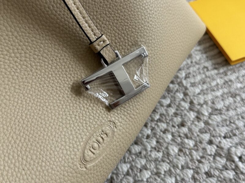 310 box cowhide
size：20*33cm
TODS's milk tea bucket bag is so delicious!
TODS's newly released bucket bag
A cute little one that combines appearance and capacity!
Can be carried diagonally or by hand
It's really convenient to go out in daily life
B...